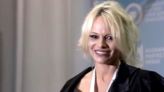 Памела Андерсон продала во Владивостоке буй из "Спасателей Малибу" за 3 млн рублей - 03.09.2015