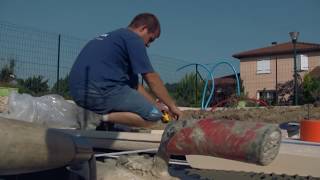 Construction d'une piscine Desjoyaux.