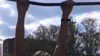 Прикол на турнике))Выход силы без рук))