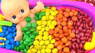 Учим цвета и купаем куклу в конфетах ммдемс скитлс жвачке