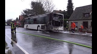 Bus in Flammen auf der B214 in Wetschen