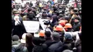 Журналісти одягнули каски - на знак протесту проти нападів на своїх колег у Києві