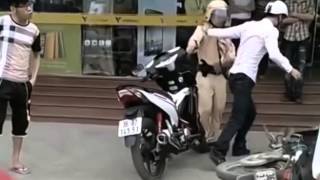 Clip CSGT bị đánh không thương tiếc