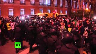 Cargas policiales a las puertas del Congreso en Madrid