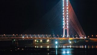 Югорский вантовый мост через реку Обь возле Сургута, один из самых длинных мостов в Сибири