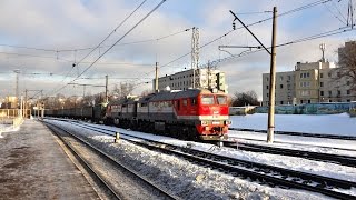 2М62У-0123 с грузовым составом на станции Люблино-Сортировочное