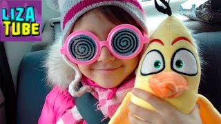АВТОМАТ ИГРУШЕК С какой попытки Лиза поймает игрушку Видео для детей  Liza's holiday VLOG