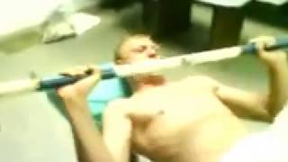 Tosh ko'tarib chichib qo'ydi ))