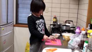 【お料理ごっこ：お手伝い(^^♪】三角おにぎりを作ったり、野菜の皮むき・包丁で切ったりする7歳のあい♥とても良い手つきです！