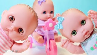 Куклы Пупсики Гуляют на улице в Парке. Пупсик Катается На Велосипеде. Зырики ТВ Игрушки для Девочек