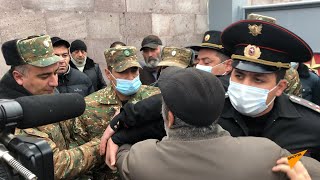 Родственники пропавших без вести солдат снова собрались у военной части в городе Эчмиадзин.
