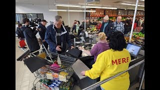 НЕВЕРОЯТНО! Немцы раскупили ВСЕ продукты в русском магазине
