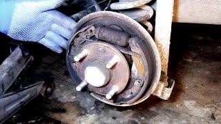 Замена задних тормозных колодок  Chevrolet Aveo .