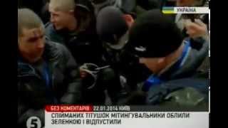 Украина. Титушок опускают и чморят на Майдане в Киеве
