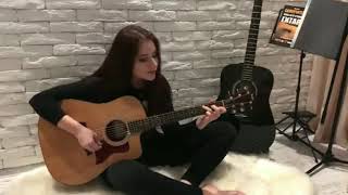 Красиво поёт милая девушка под гитару.