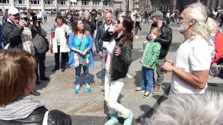 Ela Lachanstalt: Lach-Yoga Flashmob am Weltlachtag 2014 in Köln