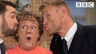 Mammy gives Freddy Flintoff cricket tips - BBC