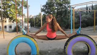 Красивая девушка занимается спортом