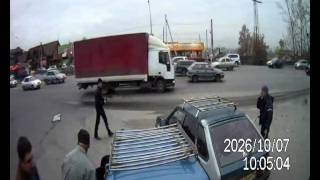 Фура на перекрестке столкнулась с ВАЗ2106