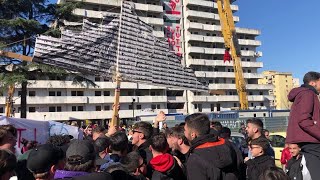 Scampia, una maxi vela di carta per l'abbattimento del simbolo di Gomorra