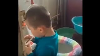 МАЛЬЧИК СПАЛИЛСЯ ПЕРЕД РОДИТЕЛЯМИ...