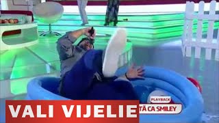 Vali Vijelie il imita pe Smiley - Cai verzi pe pereti