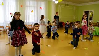 Вход на утреннике 8 Марта в детском саду Разновозрастная группа
