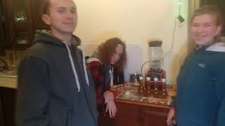 ?  в комнате все Иваны собрались или разливка кунжутное масла в лагере Сыроедов