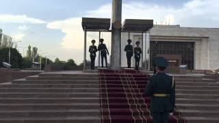 Почетный караул флага Киргизии в Бишкеке