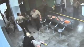 Fight Video. Жесть!!Драка зека против полицииСША!!!