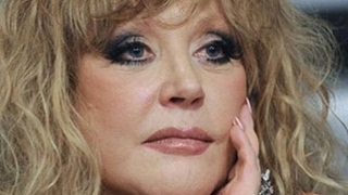 Алла Пугачёва замолчала.