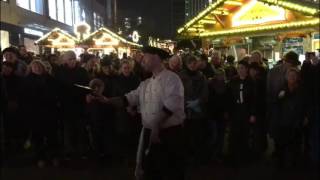 Grillmeister Udo dirigiert auf Essener Weihnachtsmarkt