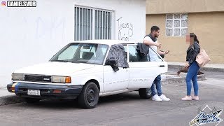LE DIJE QUE VIVO ADENTRO DE UN CARRO VIEJO Y REACCIONA ASÍ