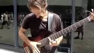 best bass player - ЛУЧШИЙ В МИРЕ БАС ГИТАРИСТ БАС-ГИТАРА