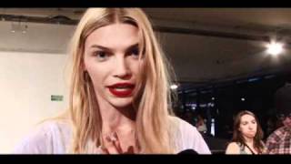 Claudinha Stoco entrevista a modelo Aline Weber no #SPFW