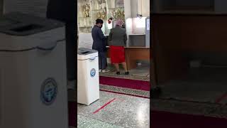 Выборы 2020: На участке 1204 в Бишкеке член избирательной комиссии нарушает тайну голосования
