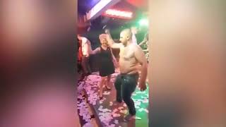 УЧИЛКА ТАНЦУЕТ СТРИПТИЗ. ШОК!!!