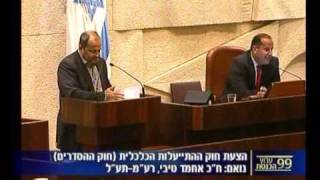 אחמד טיבי קורא שיר של מחמוד דרויש : עוברים בין המילים