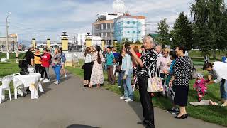 Маленький мальчик в первый раз поет на сцене патриотические песни