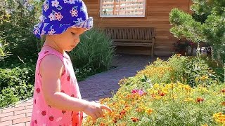 Прогулка Лизы с мамой и папой в парке, Лиза кормит кроликов, наблюдает за рыбками, прыгает на батуте