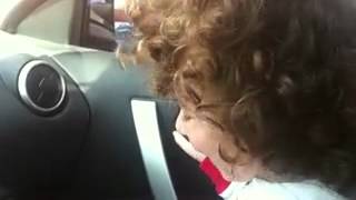 Милое видео. Малыш поет песню о любви