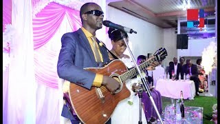 Ubukwe bwa Epimaque ufite ubumuga bwo kutabona yakirigise gitari abantu baratungurwa