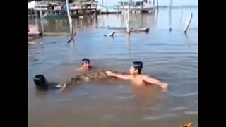 В Индонезии дети играют с крокодилом