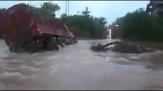 Lori terbabas dlm banjir...