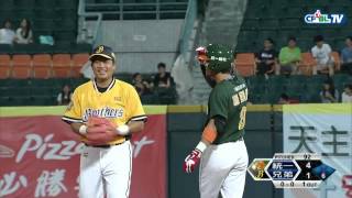 08/21 統一 vs 兄弟 六局上，不可思議！張志豪爬到全壘打牆上沒收了羅國龍的安打