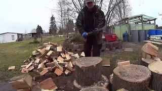 Brennholz spalten - Wood splitting mit einer Fiskars Spaltaxt / Eiche