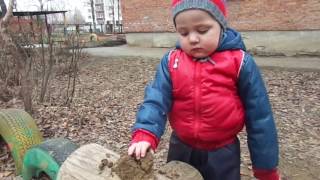 Аутизм 2 года, игры с песком, грустный ребенок( Апатия и уход в себя.