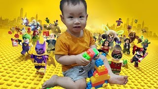 Bé 6 Tháng Tuổi Tự Xếp Hình Lego Siêu Đáng Yêu | Nghêu TV