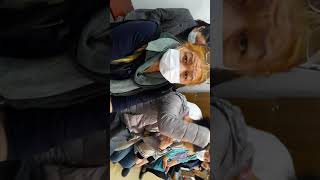 Наблюдатель от партии отмечает избирателей по списку