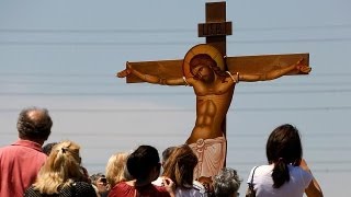 En Grèce, les orthodoxes fêtent Pâques malgré la crise